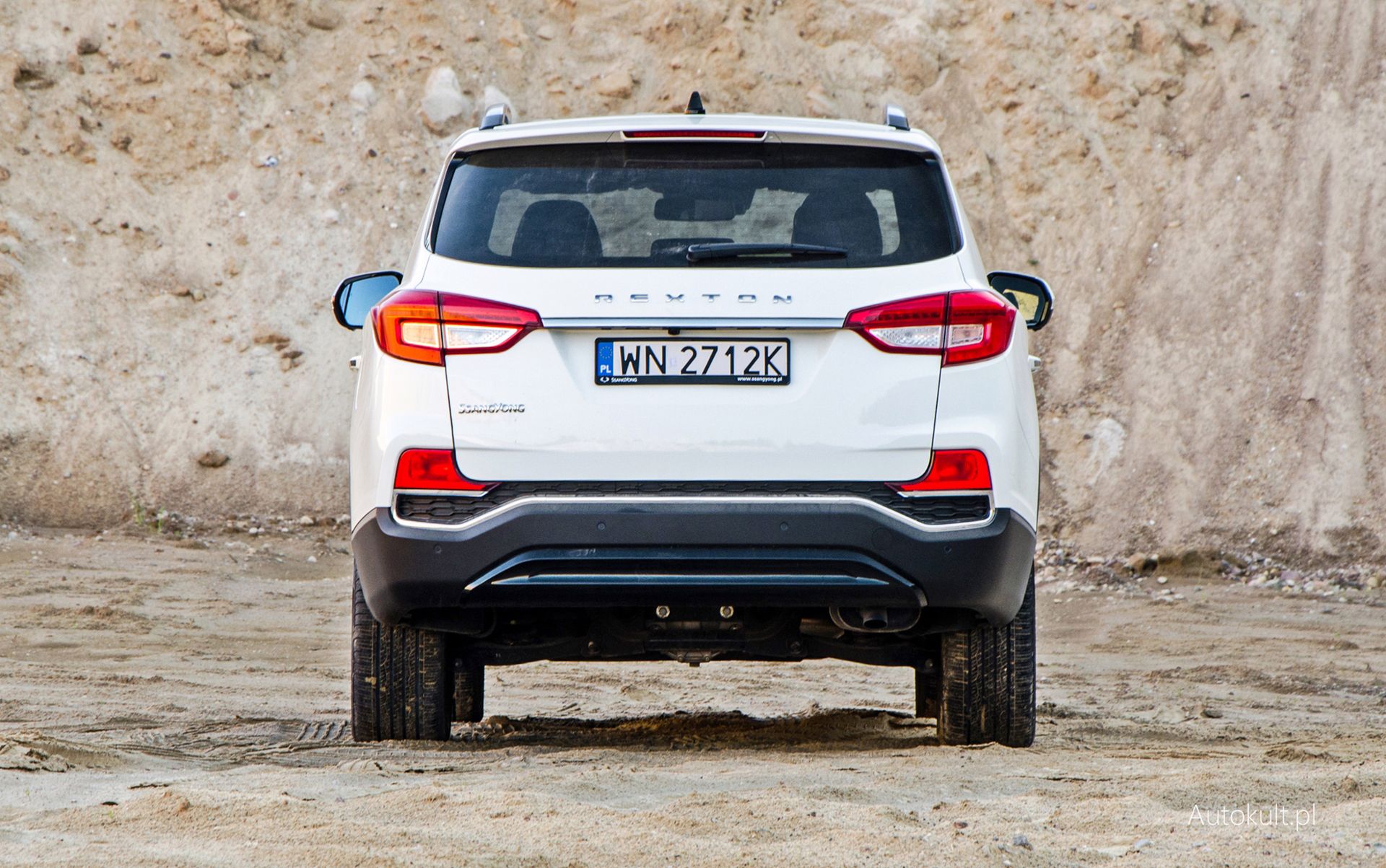 SsangYong Rexton ma ramową konstrukcję i technicznie bliżej mu do samochodu terenowego niż SUV-a.