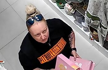 Zabrze: Co za kradzież. Pakowali rzeczy do toreb i parzyli w kamery. Policja publikuje wizerunki złodziei