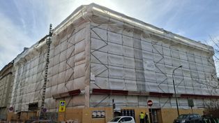 Kraków: Remont zabytkowego gmachu, w środku uczniowie. Co się dzieje?