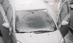 Nieodpowiedzialne zachowanie ojca. Zostawił syna w zasypanym samochodzie