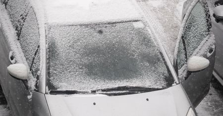 Nieodpowiedzialne zachowanie ojca. Zostawił syna w zasypanym samochodzie