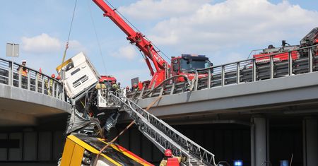 Warszawa. Wypadek autobusu na S8. Kierowca usłyszał zarzuty