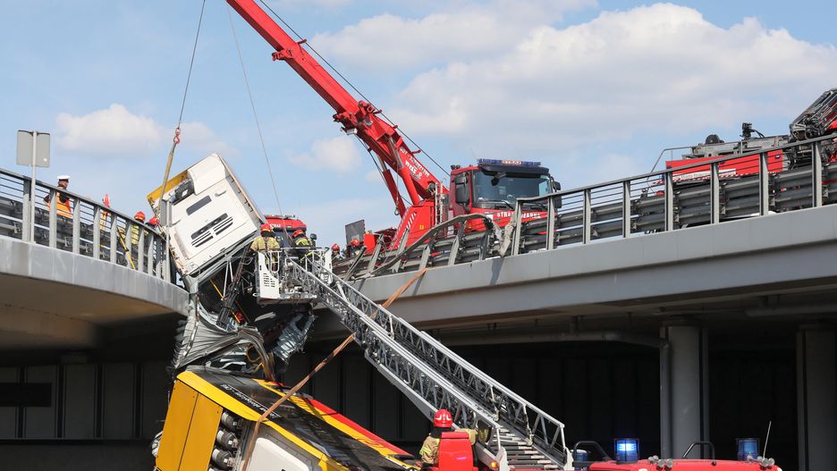 Warszawa. Wypadek autobusu na S8. Kierowca usłyszał zarzuty