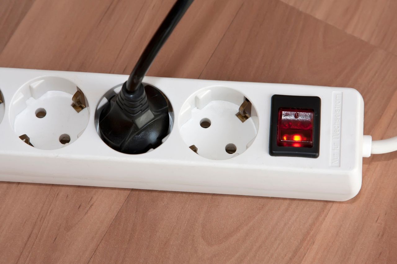 Elektryk ostrzega. Oto czego nie wolno podłączać do listwy