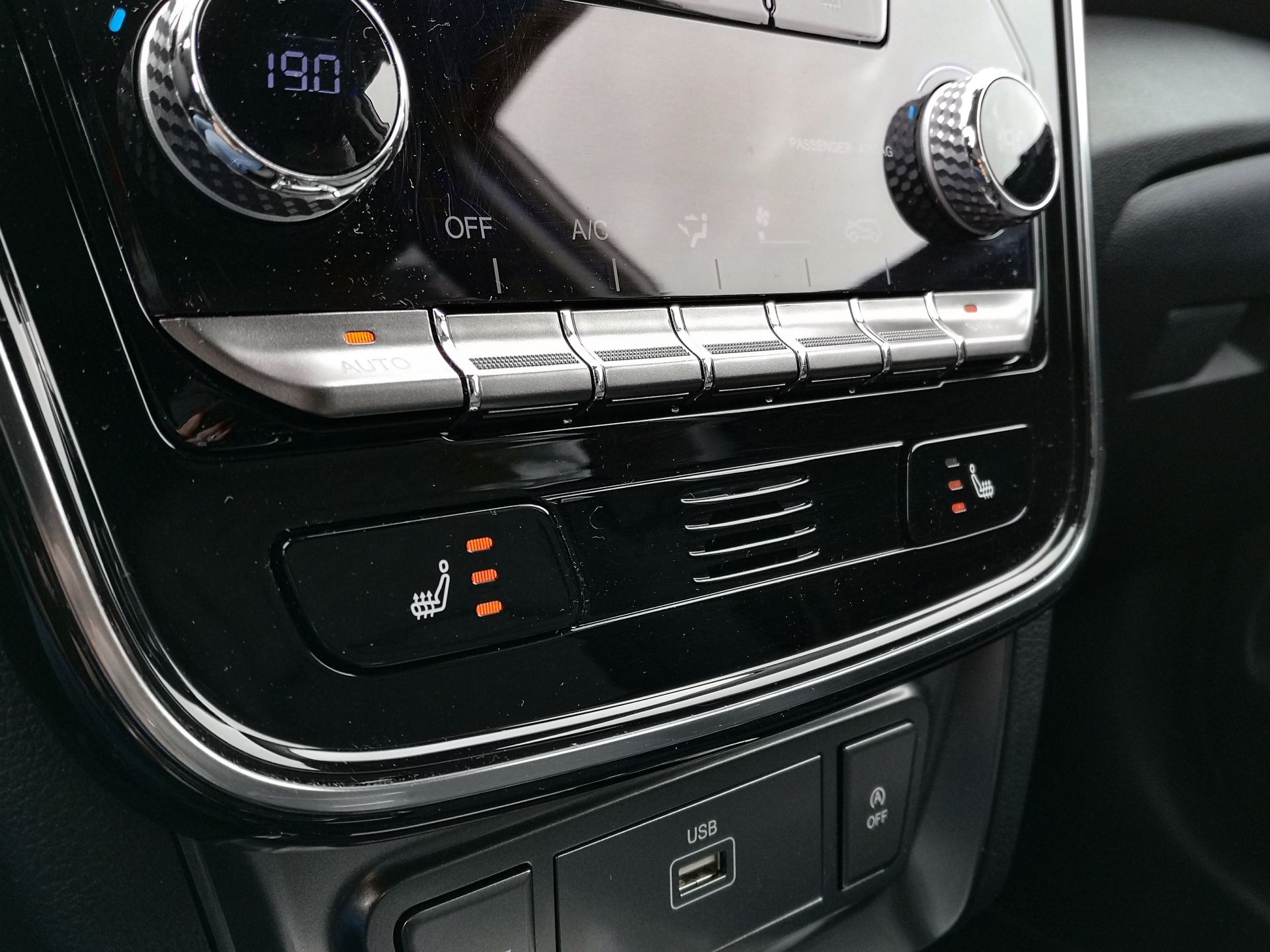 SsangYong Tivoli: Systemy bezpieczeństwa, standardowe audio i prosty system 8