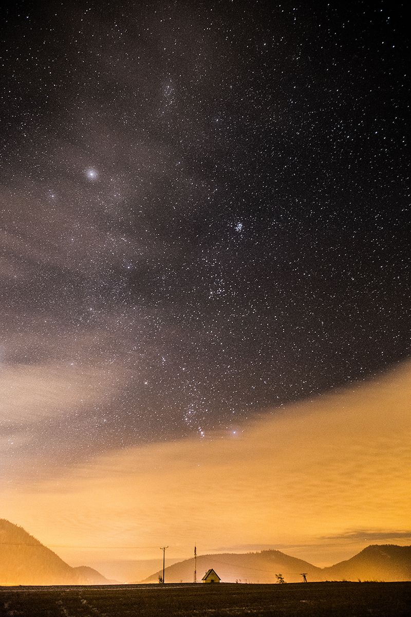 Oto finałowe zdjęcie „H. O. M. E. etc.” (Helium, Oxygen, Methanium, Europium, etc.), które zostało wyróżnione w konkursie Insight Astronomy Photographer of the Year 2015.