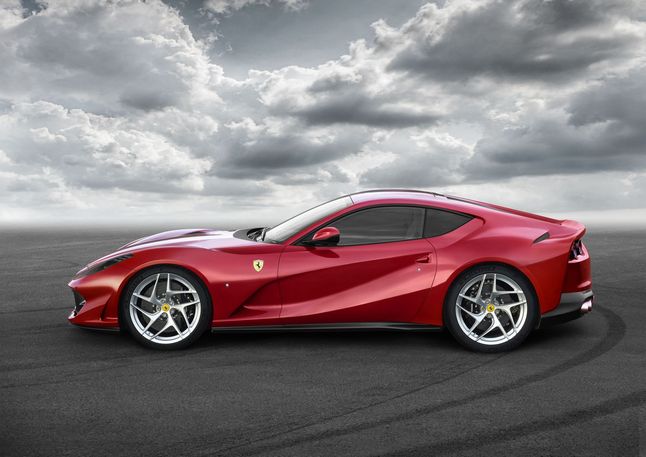Nowe Ferrari 812 Superfast jest bez wątpienia spektakularne. Jednak czy jest równie piękne, jak poprzednicy? Sam jestem przeciwnikiem stosowania porównań typu "przód z McLarena, tył z Lamborghini - nuda", jednak w tym przypadku zadziwiająco dużo widać amerykańskich naleciałości. 812 Superfast ma w sobie sporo z Corvette i nieco z Vipera. Czy Włosi nie powinni wrócić do bliższej współpracy z Pininfariną?