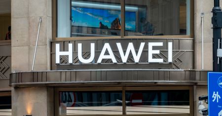 Koniec 5G od Huawei w Wielkiej Brytanii. Wszelkie nadajniki mają zostać rozebrane
