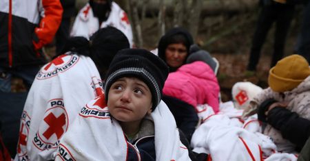 Kryzys na granicy: Przejęły ich służby. Zajął się nimi Polski Czerwony Krzyż