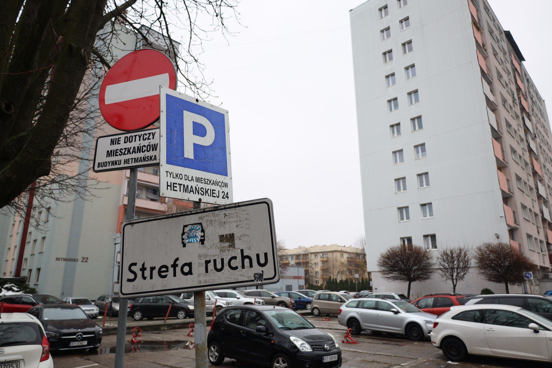 Na ul. Staszica w Rzeszowie legalnie parkować mogą kierowcy wyposażeni w przepustkę wydawaną bezpłatnie przez MATiP.