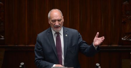 Obrona Macierewicza. "To dziwne, że materiał pojawia się teraz"