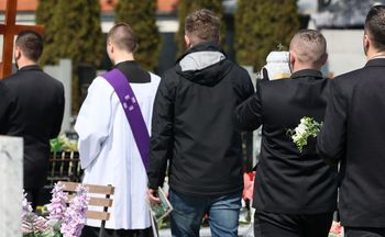 Odpust zupełny za zmarłych. Ksiądz mówi, jak to zrobić