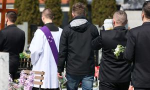 Odpust zupełny za zmarłych. Ksiądz mówi, jak to zrobić