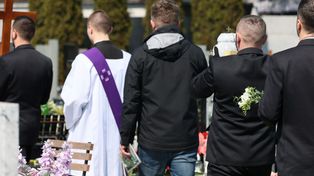 Odpust zupełny za zmarłych. Ksiądz mówi, jak to zrobić