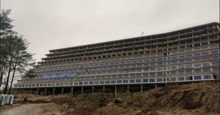 Koronawirus. Budowa hotelu Gołębiewski w Pobierowie stanęła. Zamek ze Stobnicy ma więcej szczęścia