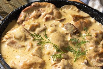 Wrzucam wszystko do garnka. Po chwili mam obłędnie kremowy gulasz