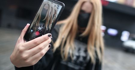 Ile zarabiają TikTokerzy? Polskie gwiazdy pławią się w luksusach