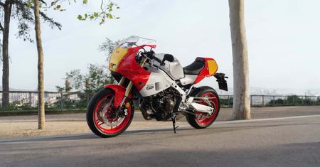 Yamaha XSR900 GP. Fani retro i wyścigów będą zachwyceni