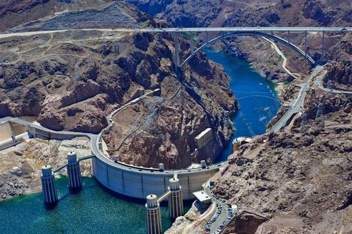 Na pierwszym planie zapora Hoovera, za nią Hoover Dam Bypass (Fot. Lasvegassun.com)