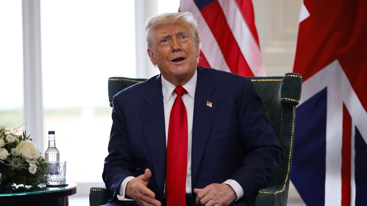 US President Donald J. Trump gestures during a meeting with the British prime minister at the Trump Turnberry golf resort in Turnberry, Scotland, Britain, 28 July 2025. President Trump is on a private trip to Scotland to visit his golf courses. EPA/TOLGA AKMEN / POOL Dostawca: PAP/EPA.