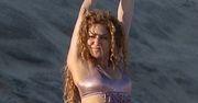 Muśnięta słońcem Shakira pręży SMUKŁE CIAŁO odziane w metaliczne bikini. Robi wrażenie?