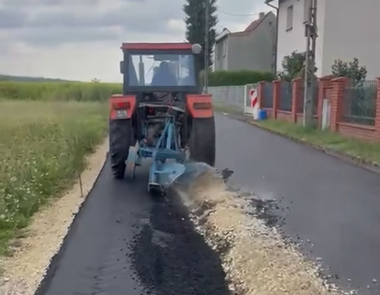 Rolnik zaorał drogę. ZDM odpowiada: "Pieniądze czekają w depozycie"