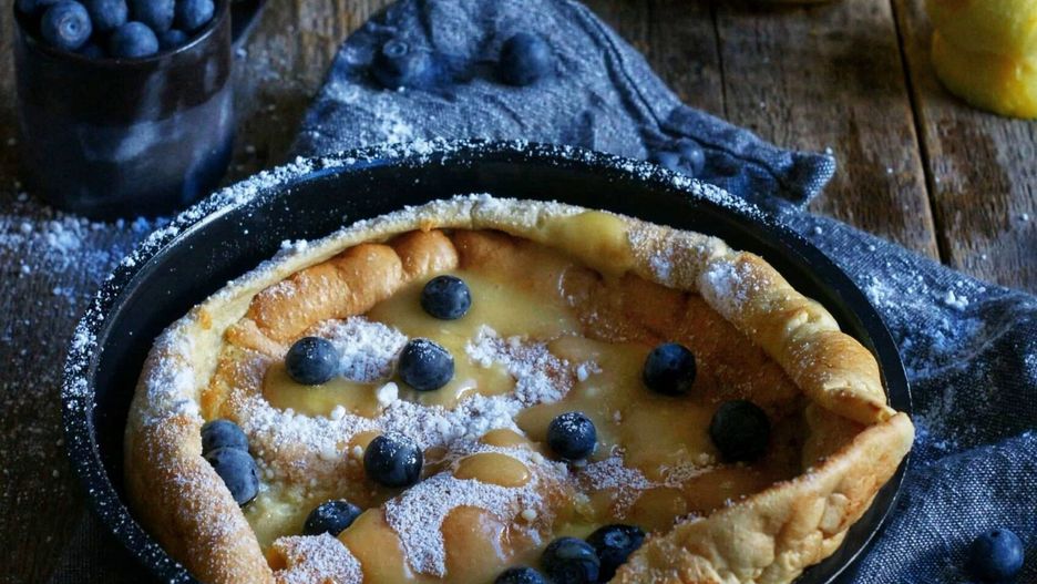 Dutch baby z lemon curd i borówkami