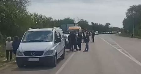 Sznur aut. Nikt nie może się wydostać. Nagranie z Ukrainy obiegło sieć