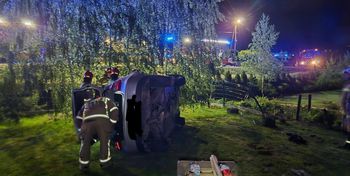 Złota: BMW skasowało ogrodzenie i dachowało na posesji. Groźny wypadek pod Sandomierzem