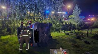 Złota: BMW skasowało ogrodzenie i dachowało na posesji. Groźny wypadek pod Sandomierzem