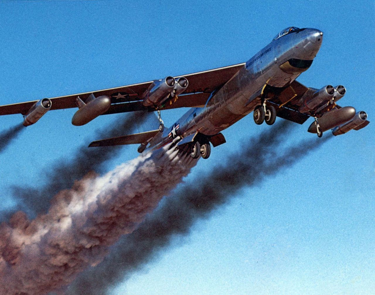 Bombowiec B-47 startuje z wykorzystaniem przyspieszaczy rakietowych