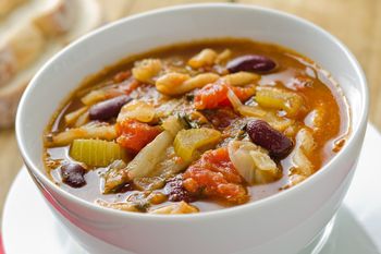 Tak kolorowej minestrone jeszcze nie jadłeś. Tyle warzyw na łyżce zupy