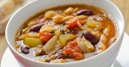 Tak kolorowej minestrone jeszcze nie jadłeś. Tyle warzyw na łyżce zupy