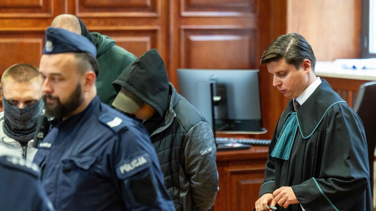 Ukrai?ski nurek podejrzany o wysadzenie Nord Stream zosta? aresztowany
Ukrainian Volodymyr Z (2nd R) leaves the courtroom of Warsaw's Regional Court next to his lawyer Tymoteusz Paprocki (R) after he was arrested on suspicion of unconstitutional sabotage, destruction of property, and destruction of the Nord Stream 2 gas pipeline infrastructure, in Warsaw, Poland, on October 1, 2025. Poland has arrested the man targeted by a German warrant for his alleged involvement in the 2022 bombing of the Nord Stream 2 gas pipeline, prosecutors and his lawyer said on September 30, 2025. The pipelines, which for years had shipped Russian gas under the Baltic Sea to Europe, were damaged by huge blasts just months after Russia's February 2022 full-scale invasion of Ukraine. (Photo by Wojtek RADWANSKI / AFP)
WOJTEK RADWANSKI