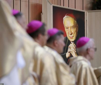 Widzowie TVN24 oburzeni mszą. Eksperci zabrali głos