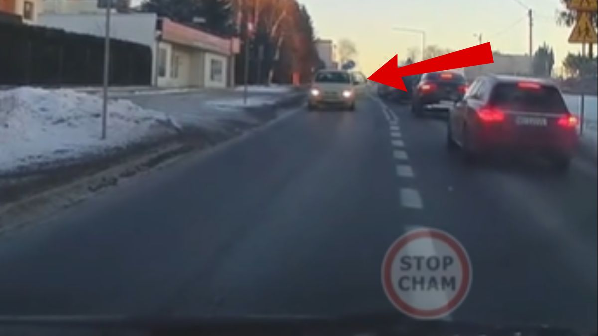 Jechał z otwartymi drzwiami.