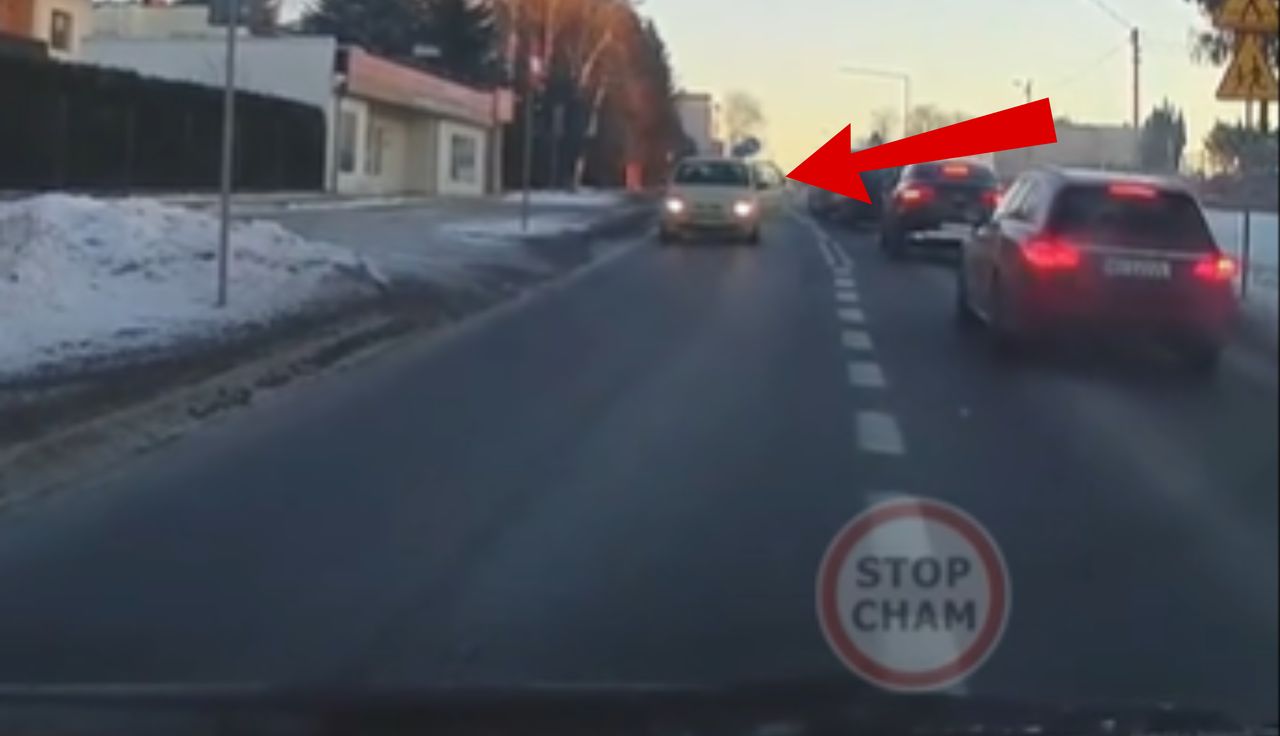 Zablokował drogę i wyskoczył z auta. Przypatrzcie się