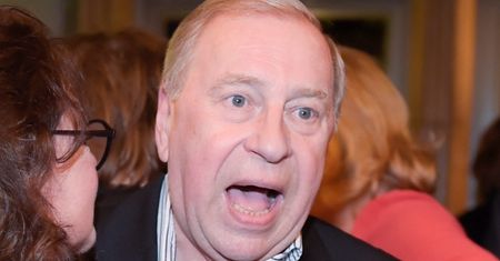 Jerzy Stuhr nazwał wypadek pod wpływem alkoholu "BŁAHOSTKĄ". Fala oburzenia w sieci: "Co za upadek!"