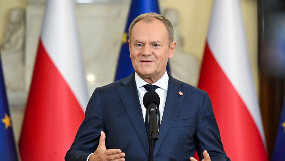 Warszawa, 09.11.2024. Premier Donald Tusk na konferencji prasowej w KPRM w Warszawie, 9 bm. Dziś zarząd PO zdecydował o organizacji prawyborów przed wyborami prezydenckimi, kandydatami są Rafał Trzaskowski i Radosław Sikorski. (ad) PAP/Radek Pietruszka
