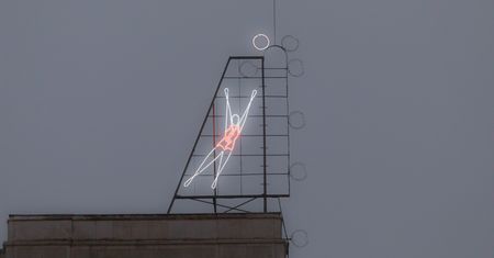 Strajk Kobiet. Warszawski neon "siatkarki" z błyskawicą