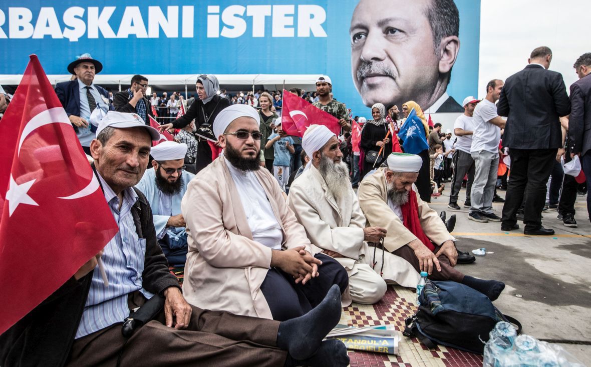 Kampania wyborcza AKP w Stambule. Zwolennicy Erdogana na tle plakatu z jego wizerunkiem