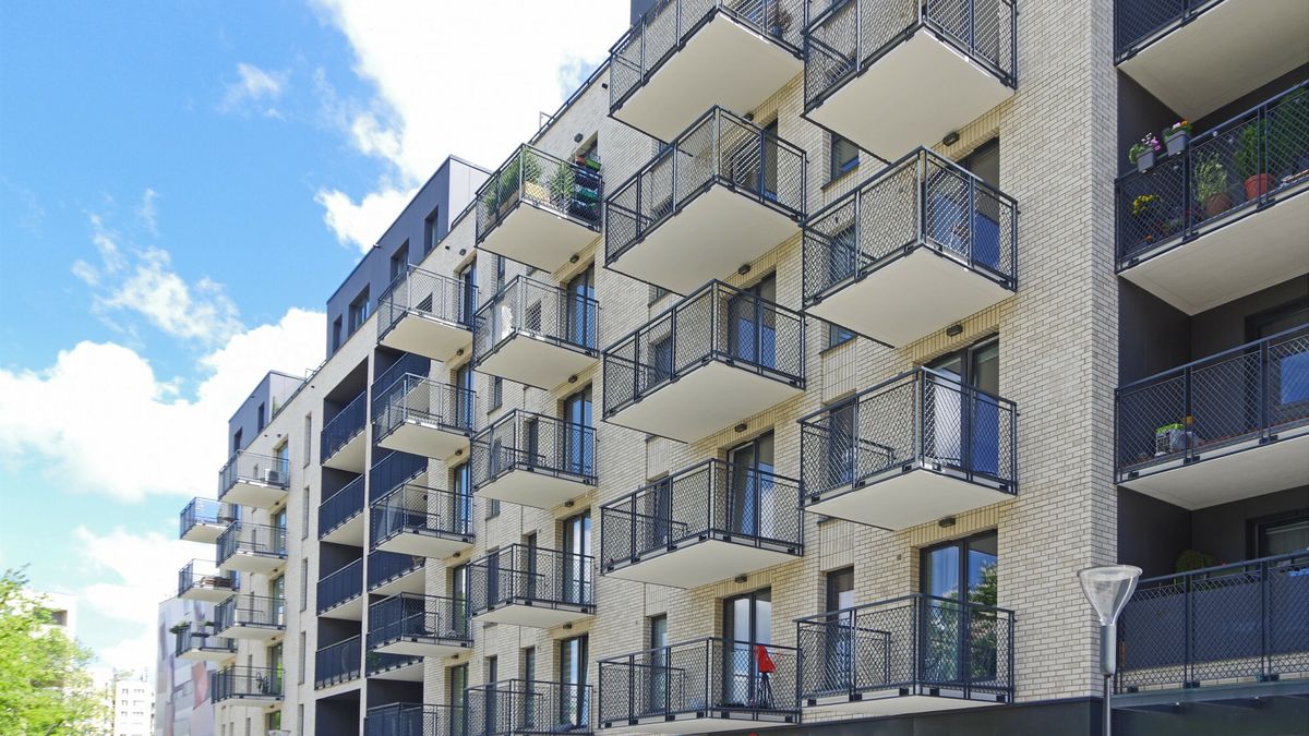 Warszawa MaBaPHOTO: ZOFIA I MAREK BAZAK / EAST NEWS   Warszawa dzielnica Praga Polnoc N/z nowoczesny kompleks budynkow mieszkalnych miedzy ulicami Stalowa i StrzeleckaZOFIA BAZAK