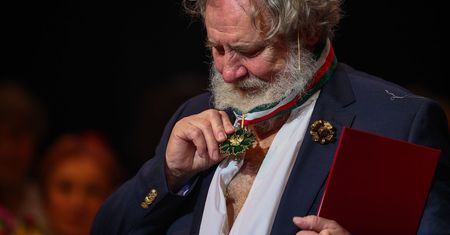 Medal "Gloria Artis" trafił w ręce Andrzeja Grabowskiego. Tym razem aktor przyjął odznaczenie