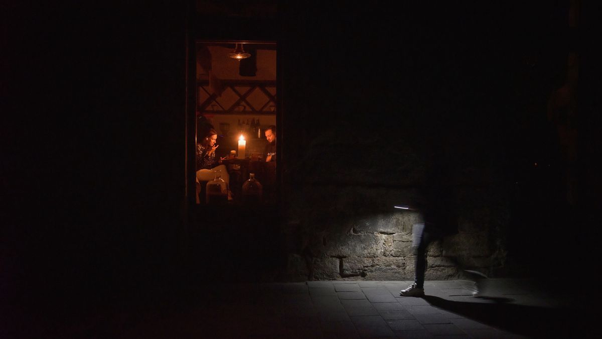 Lwów, Ukraina, 15.11.2022. Pogrążone w ciemnościach ulice Lwowa, po ostrzałe obiektu infrastruktury energetycznej przez rosyjskie rakiety, 15 bm. W zmasowanym ataku na obiekty infrastruktury energetycznej na terenie całej Ukrainy Rosjanie wykorzystali co najmniej 100 rakiet � poinformowały władze. Sytuacja z elektrycznością jest krytyczna. Są zabici i ranni. Trwa inwazja Rosji na Ukrainę. (mr) PAP/Vitaliy Hrabar