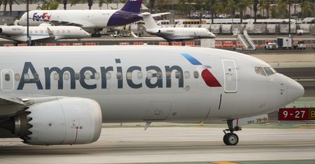 Ambaras w Boeingu American Airlines. Musieli wejść do niego przez okno