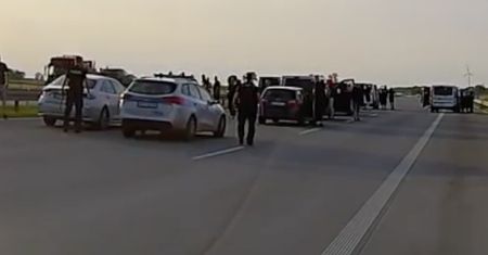 Zamaskowani mężczyźni na A1. Ustawka pseudokibiców na autostradzie