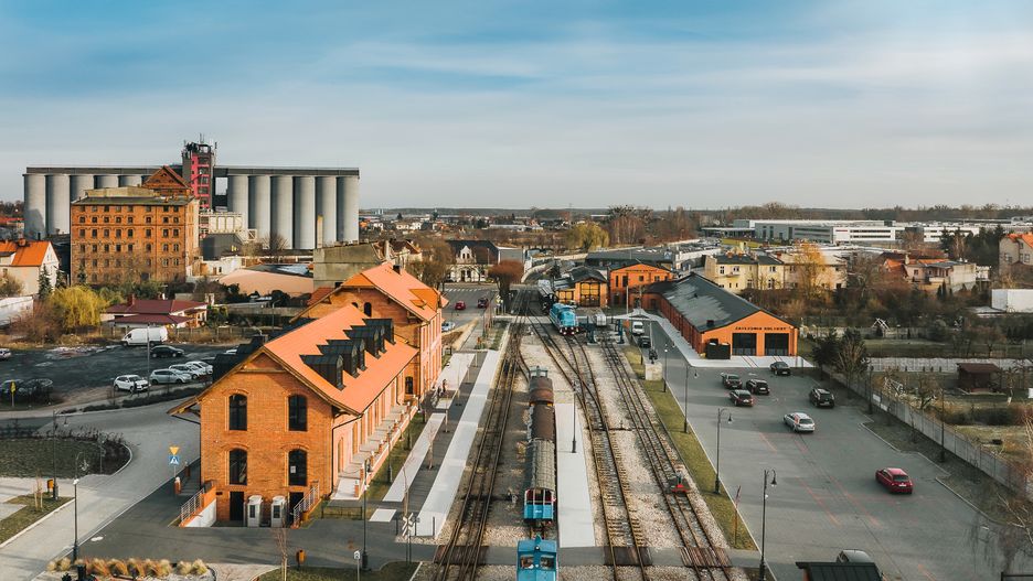 Dworzec PKP Pleszew Miasto - po prawej budynek domu kultury