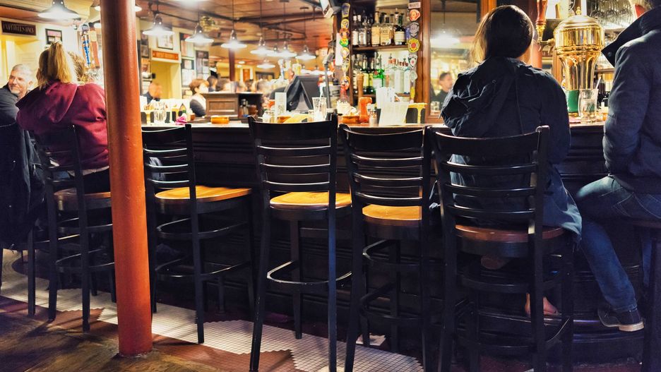 Brytyjski rząd zastawiam się nad ograniczeniem pubów dla niezaszczepianych 