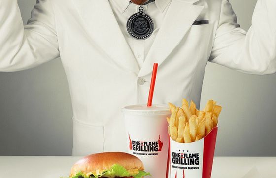 Król ubrany jak pułkownik Sanders reklamuje grillowanego kurczaka w Burger King (wideo)