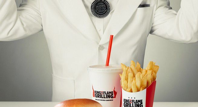 Król ubrany jak pułkownik Sanders reklamuje grillowanego kurczaka w Burger King (wideo)